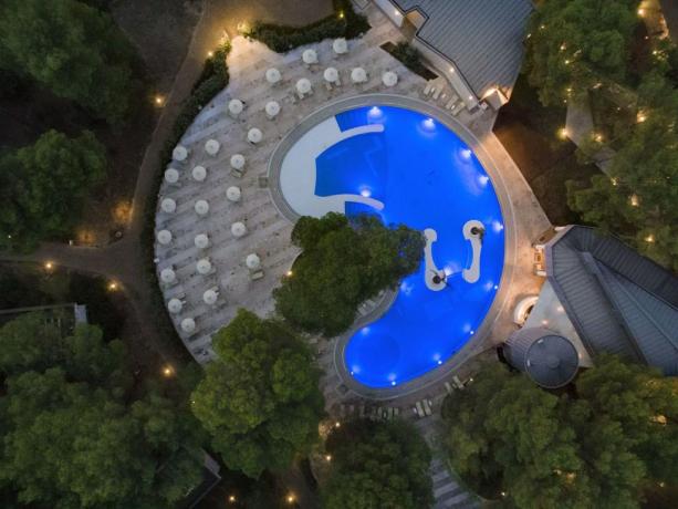 Ampia piscina centrale con solarium Hotel Castellaneta-marina  