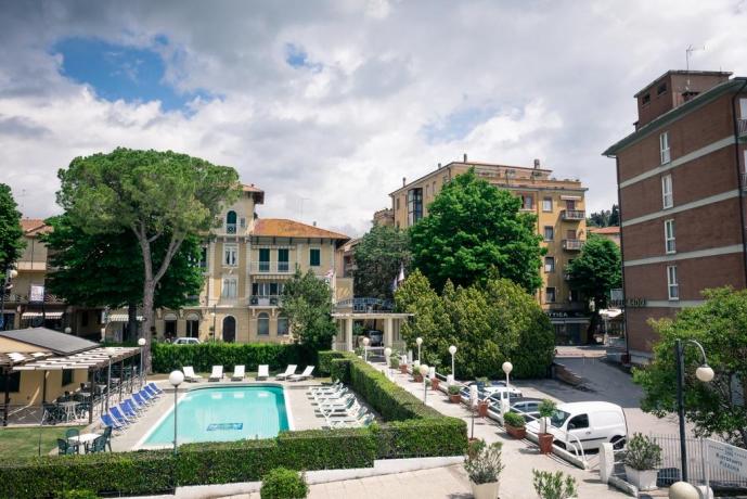 Hotel sul Lago Trasimeno con Camere e ristorante tipico.