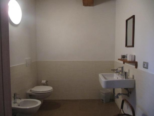 Bagno camera ampio con box doccia
