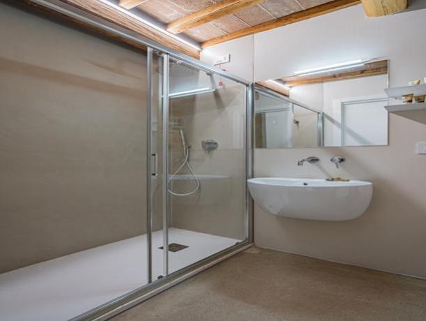 Bagno Privato con ampia doccia in Residence 