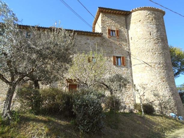 In Antico Castello 2 appartamenti con camino, salone e 2 camere triple, bagni con doccia, ideali per famiglie in vacanza ad Assisi Perugia Umbria.