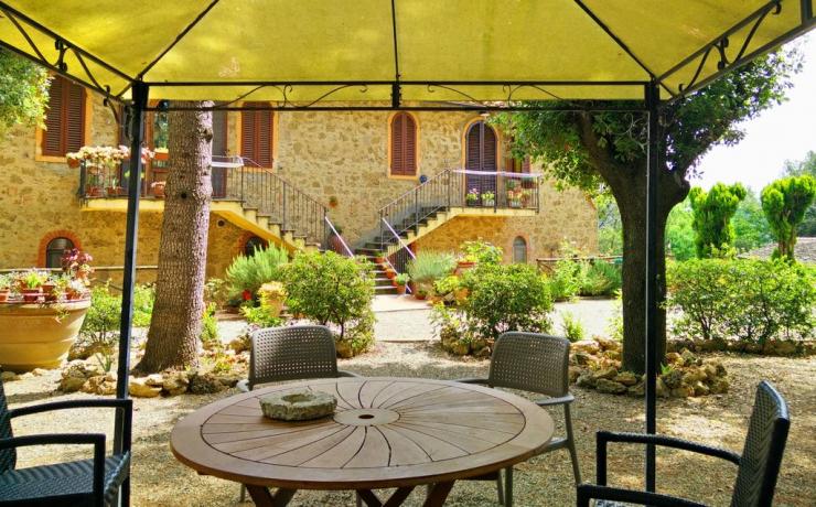 Gazebo in giardino casale nel Chianti