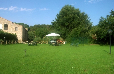 Ampi spazi verdi con gazebo