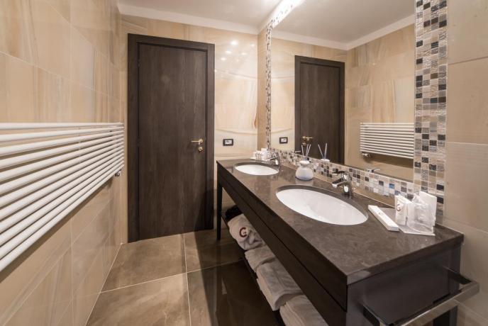 Bagno moderno in Hotel tre stelle Modena