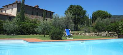 Piscina con sdraio per gli ospiti