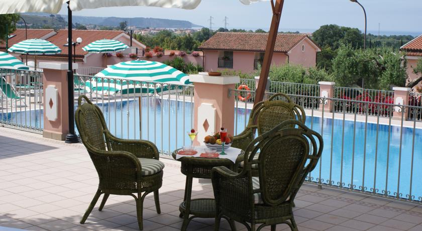 Aperitivo Bordo Piscina in Hotel