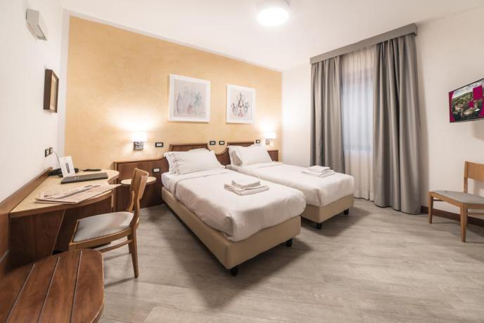 Camera Doppia con bagno in stile moderno