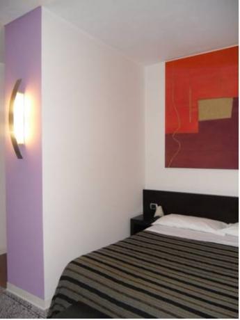 camere arredate in stile moderno a sabaudia
