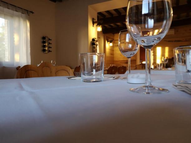 Agriturismo con Sala Ristorante con Prodotti Umbri