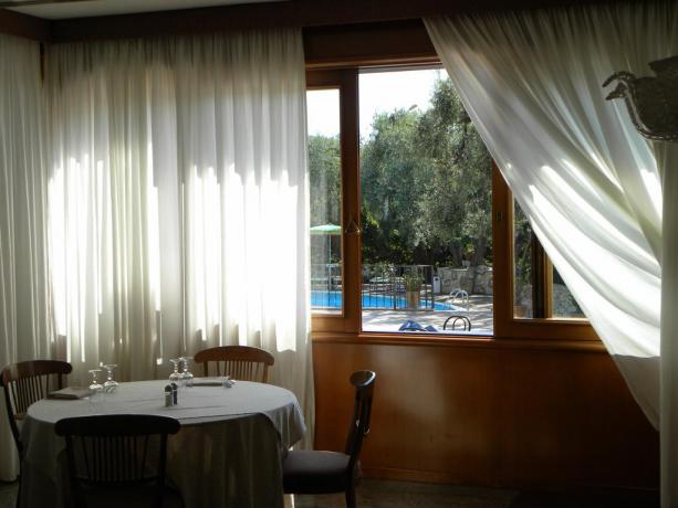 Ristorante con vista piscina nel Gargano