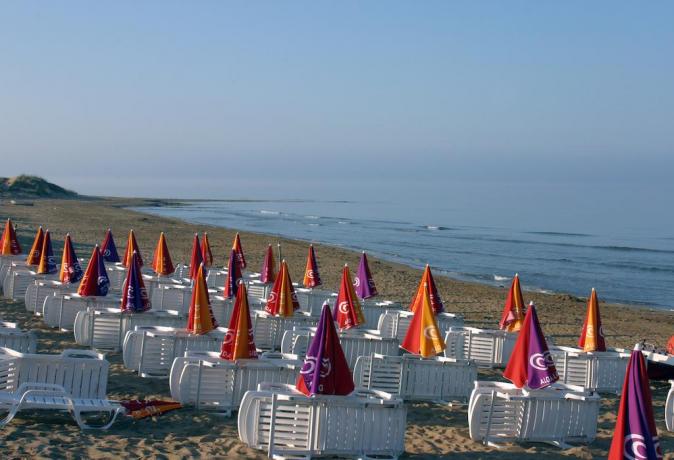 Spiaggia Privata Attrezzata con Lettini ed Ombrelloni 