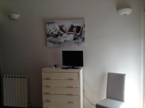 Camera con TV casale vicino Todi a Collelungo