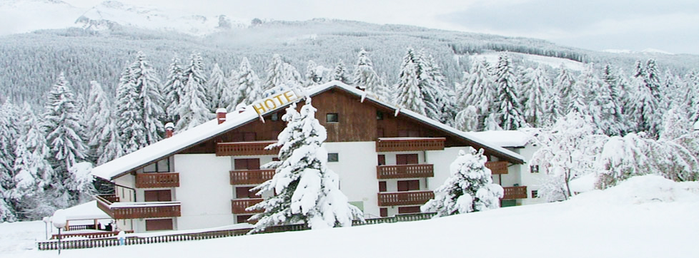 Albergo immerso nella neve a Bellamonte