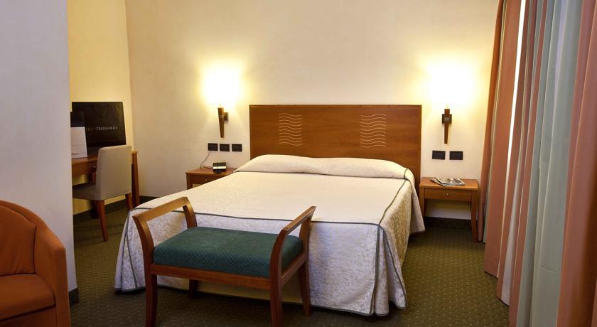 Camere ampie ed eleganti con telefono