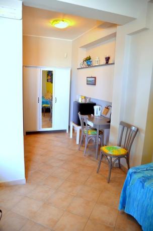 Camera Turchese con armadio B&B a Santa Venerina