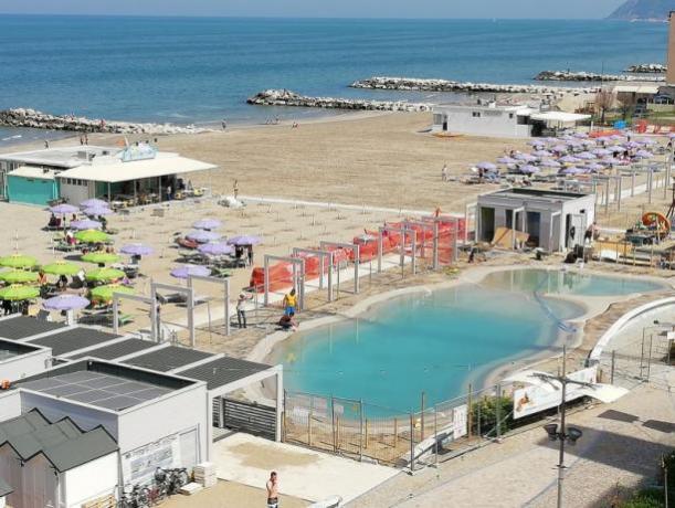 Hotel con piscina privata attrezzata a Misano