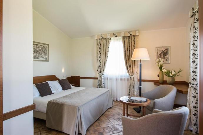 Camera Classica con letto Matrimoniale Hotel ad Assisi 
