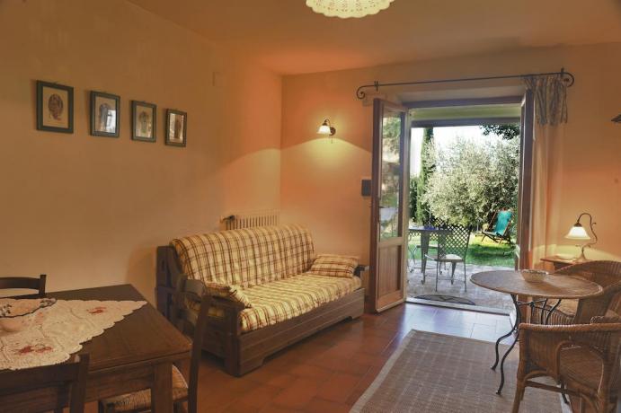 Soggiorno con vista giardino Appartamento L'Abete in Umbria 