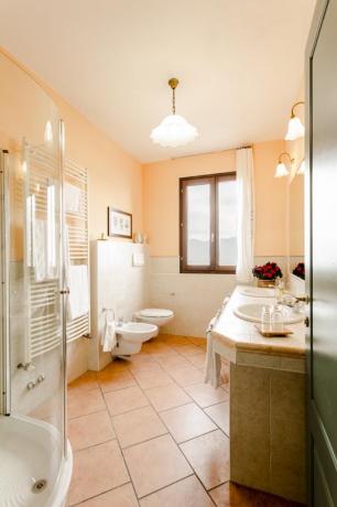 ampio Bagno camera con finestra panoramica