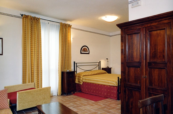 Offerta CAPODANNO in casolare in Umbria per 10 persone 5 camere con bagno, Salone e camino 