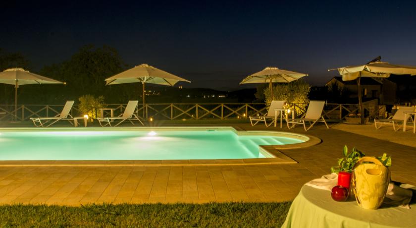 Vista piscina notturna chiaro di luna
