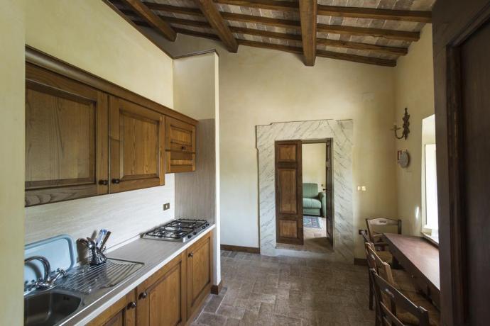Ampia cucina con tavolo per 10/15 persone