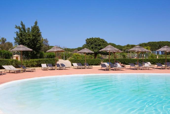 Piscina con solarium attrezzato in Saredegna Villaggio 