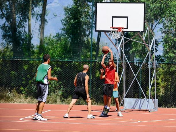Campi Polivalenti Basket-Pallavolo nel Villaggio  
