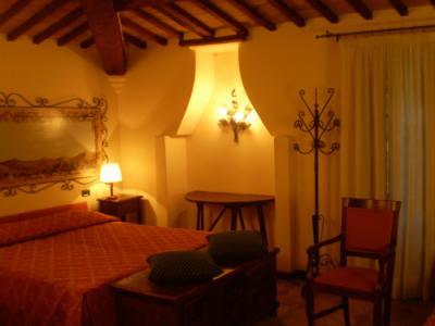Camere, appartamenti, ristorante, piscina e Centro Benessere tra Perugia e Gubbio
