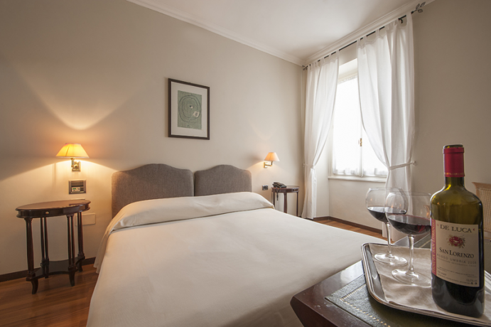 Moderna Camera matrimoniale dell'hotel a Foligno