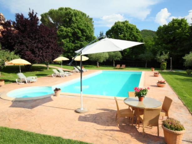 Villa per Vacanze a Bettona, villa dei Baroni, villa per vacanze con 6 camere 5 bagni per 10/12 persone, completamente recintata ed indipendente tra Perugia, Assisi e Torgiano.