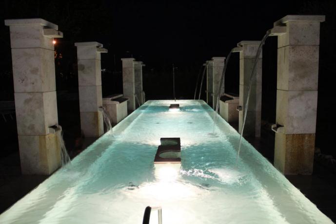 Romantica piscina termale esterna di notte a Viterbo