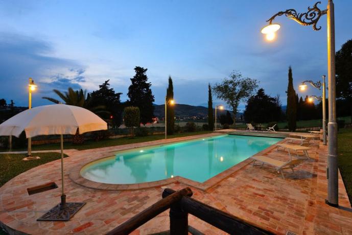 Residenza in Umbria con appartamenti e piscina  