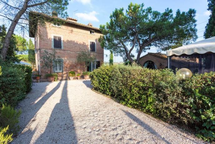 5 camere, piscina grande giardino e salone con camino, tra Umbria e Toscana, zona Lago Trasimeno
