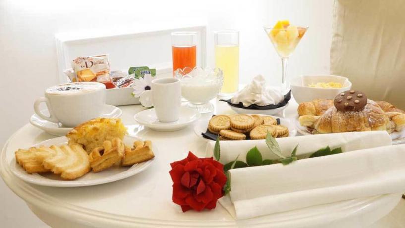 Romantica colazione in camera