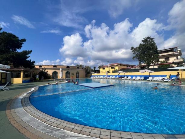 Grande Piscina al Villaggio a Briatico vicino Tropea 