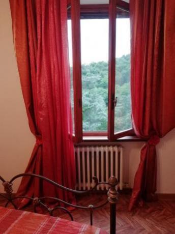 Camera matrimoniale in villa Collodi con finestra-panoramica
