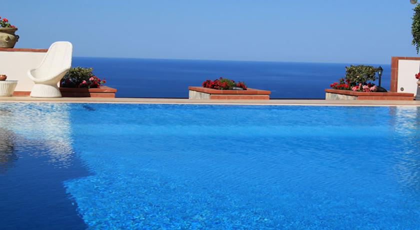 Piscina di 120 mq con panorama a Tortora