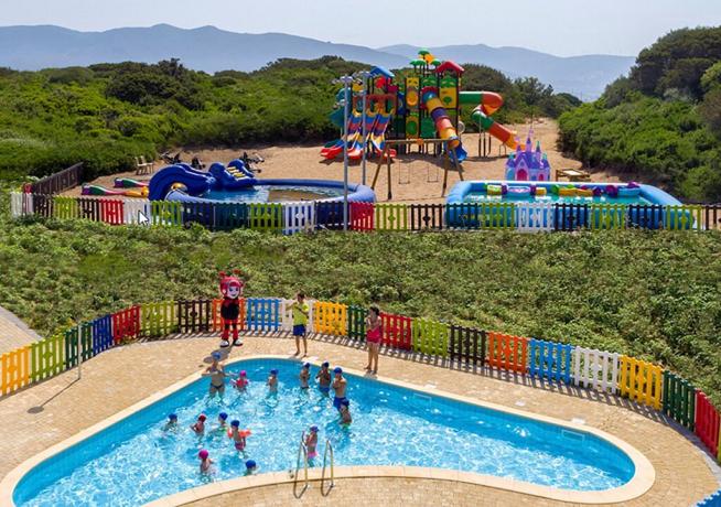 parco-giochi-e-piscina villaggio-turistico Badesi Sardegna 