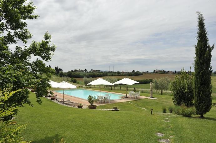 Piscina con vista panoramica del paesaggio umbro 