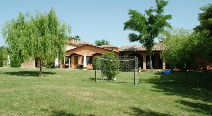 giardino agriturismo con porta da calcio