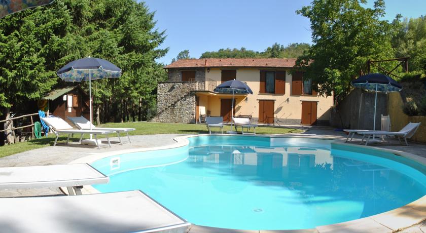 Piscina con sdraio e ombrelloni
