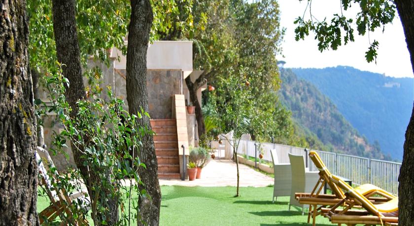 Giardino con lettini relax vista Lago