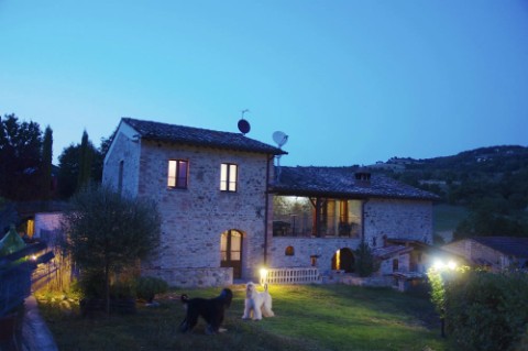 In Umbria a Montone B&B con Appartamenti Vacanza, Piscina, Giardino e Laghetto.