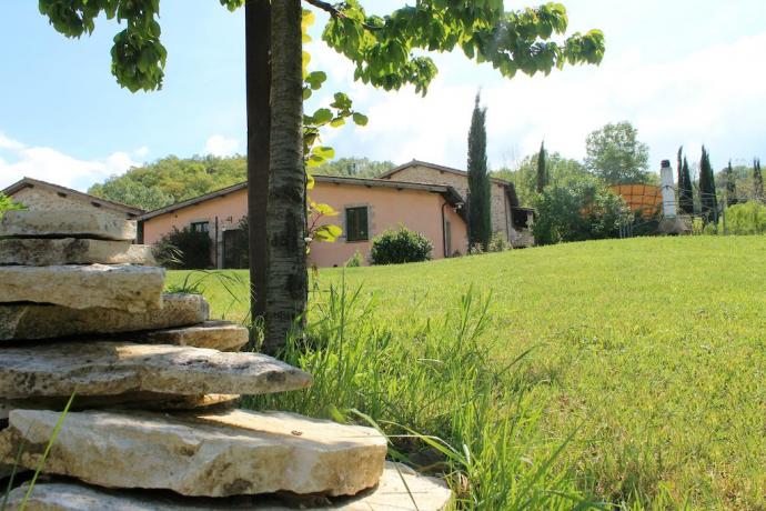 Agriturismo con giardino a Valfabbrica