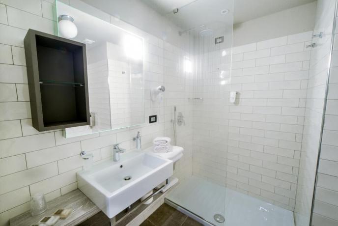 Bagno con doccia in hotel di Pesaro