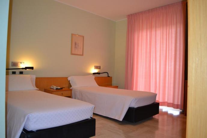 Camera doppia letti separati hotel a Caltagirone-Catania