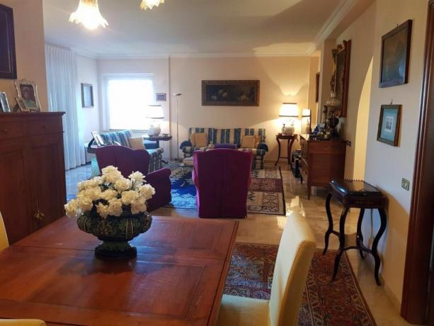Perugia villa Alice, grande salone per 10/12 persone