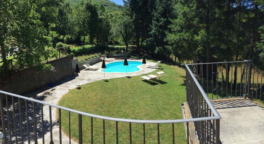 Piscina con lettini relax