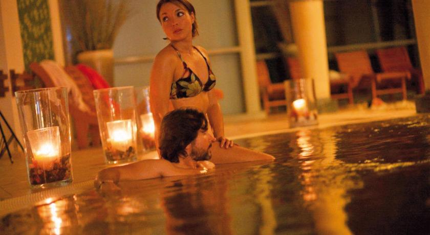 Piscina termale con cascata cervicale